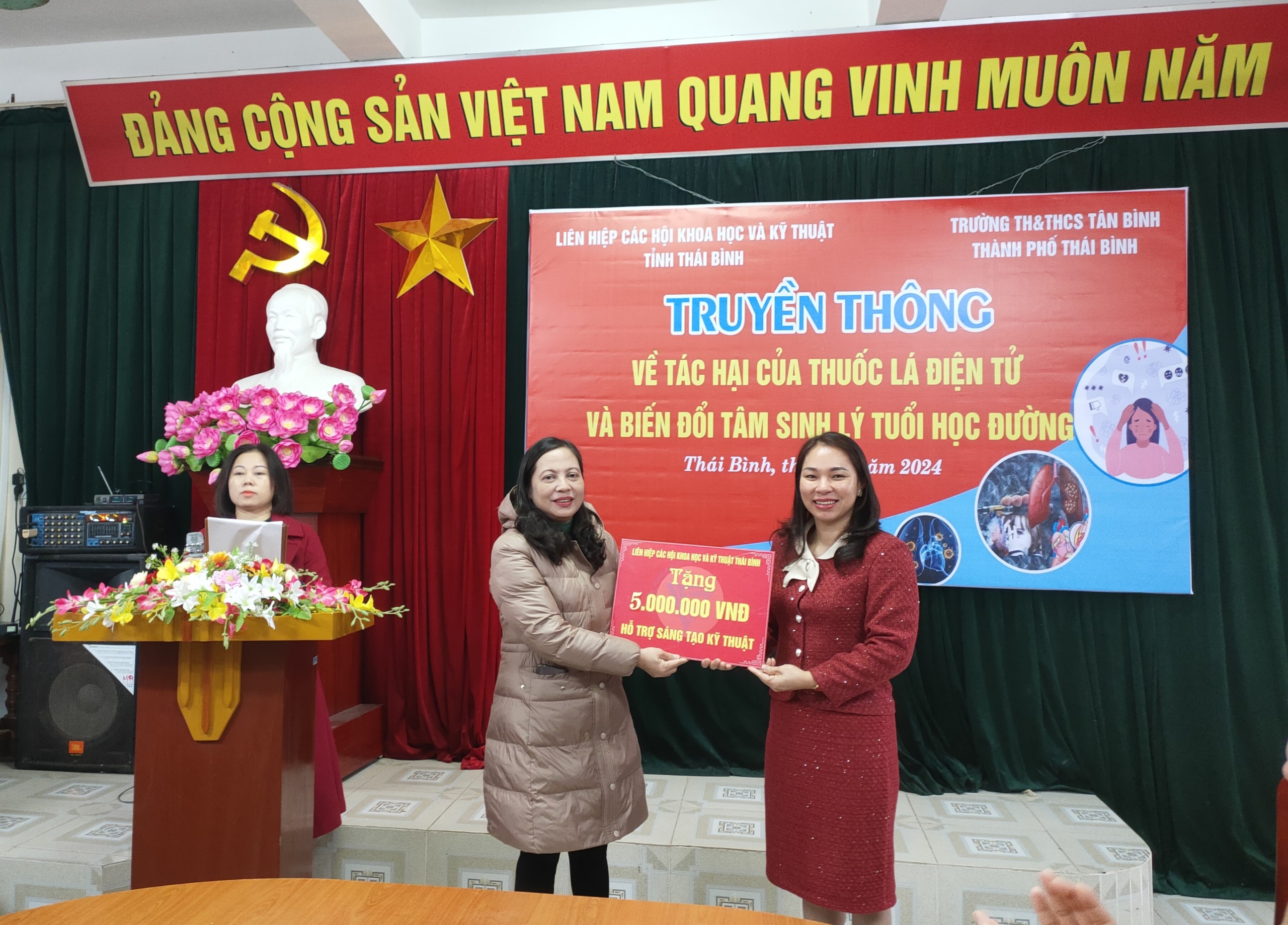 Lãnh đạo Liên hiệp Hội tặng quỹ hỗ trợ sáng tạo kỹ thuật cho trường THCS Tân Bình, TPTB