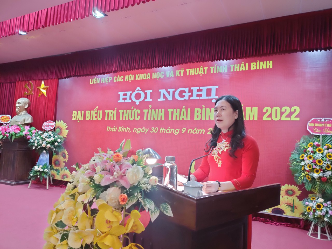 Đ/c Trần Thị Bích Hằng, Tỉnh ủy viên, Phó Chủ tịch UBND phát biểu tại Hội nghị