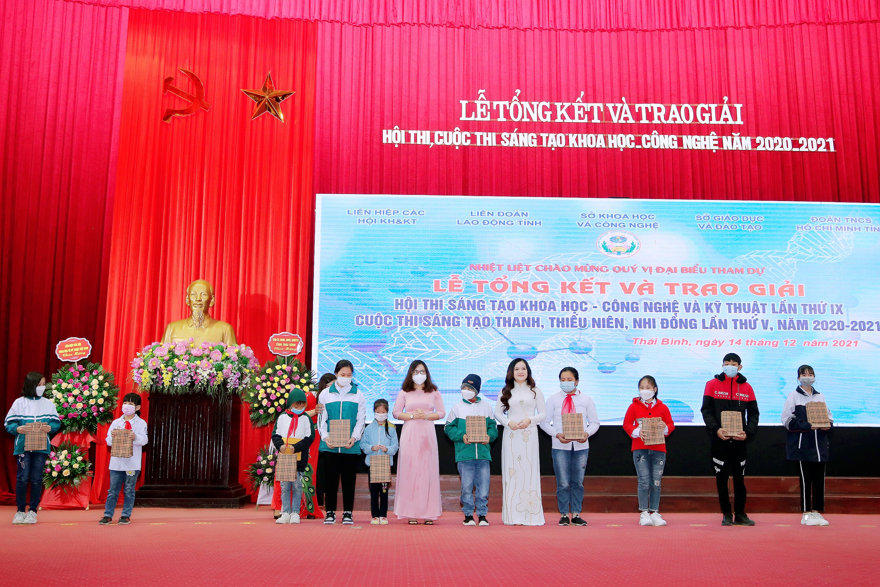 Đ/c Hoàng Thị Thu Hiền, PCT Liên hiệp Hội và đ/c Mai Thị Tươi, Phó TGĐ Công ty TNHH Toan Vân trao quà cho học sinh có hoàn cảnh đặc biệt khó khăn.